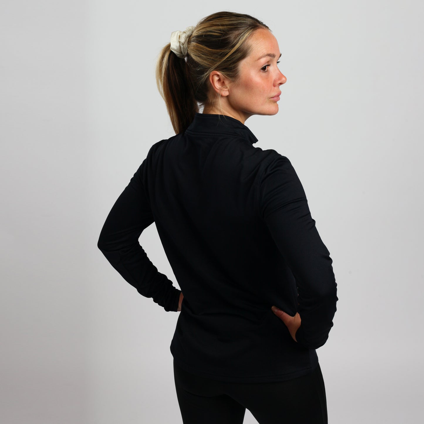 Woman Zukon Aerolite Quarter Zip- Black